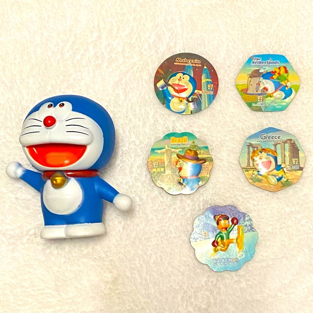 🛍️Doraemon fridge magnet and Doraemon figurine 😘